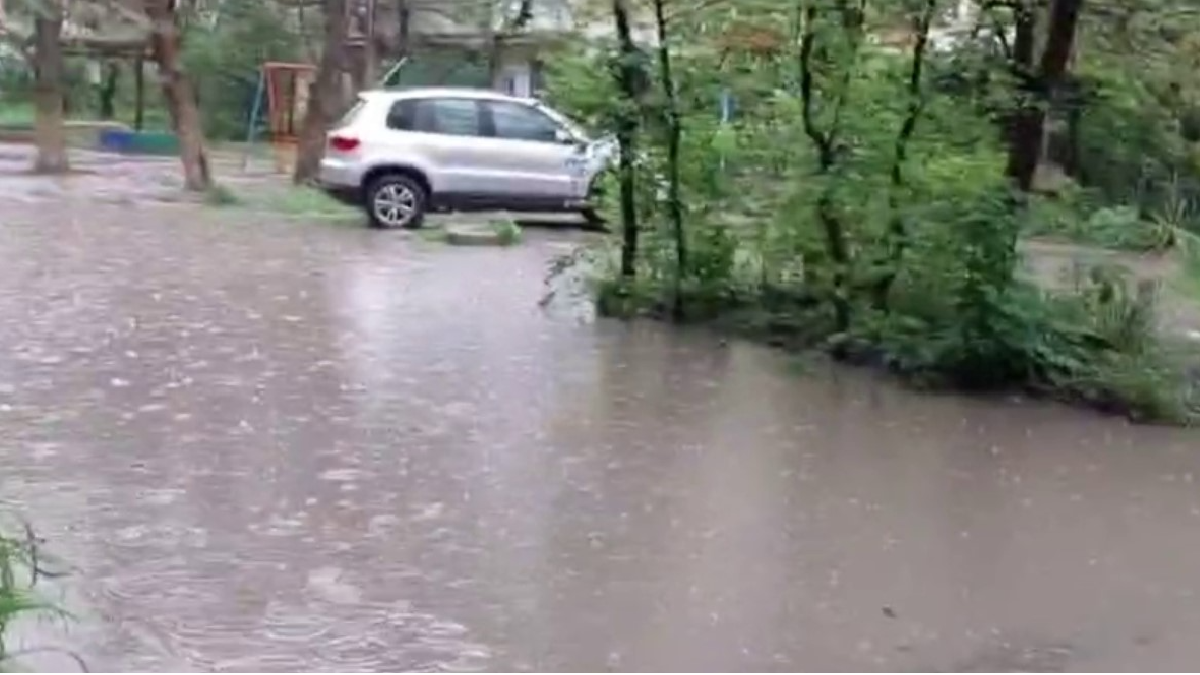 У Сімферополі затопило вулиці через рясні опади
